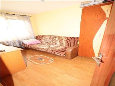 Apartament 3 camere, etaj 4 cu acoperis, decomandat