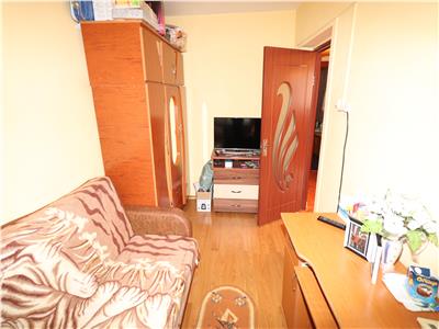 Apartament 3 camere, etaj 4 cu acoperis, decomandat