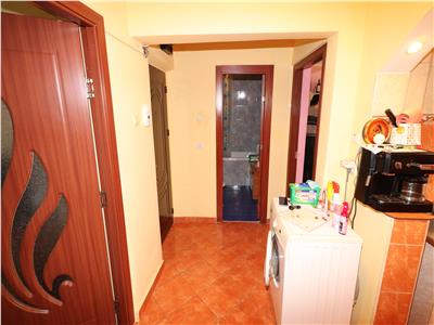 Apartament 3 camere, etaj 4 cu acoperis, decomandat