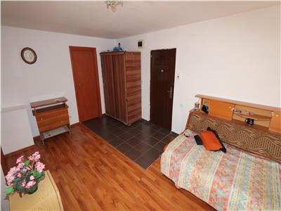 Garsoniera de vanzare in zona Penny Obor , etaj 3 (mansarda)
