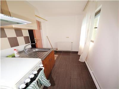 Garsoniera de vanzare in zona Penny Obor , etaj 3 (mansarda)