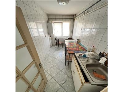 Apartament 3 camere , zona centrala, parter