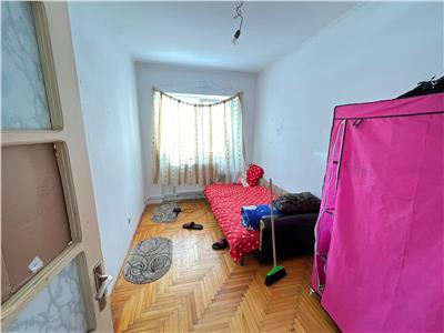 Apartament 3 camere , zona centrala, parter