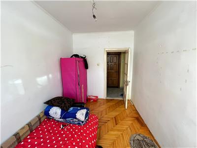 Apartament 3 camere , zona centrala, parter