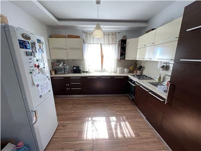 Apartament 3 camere, etaj 2, doua boxe, parcare, mobilat si utilat