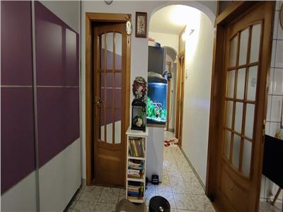 3 camere, etaj 3 cu acoperis, 2 balcoane , 2 bai, zona centrala