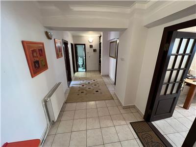 Apartament cu 3 camere, parter, boxa si garaj la blocurile tip vila