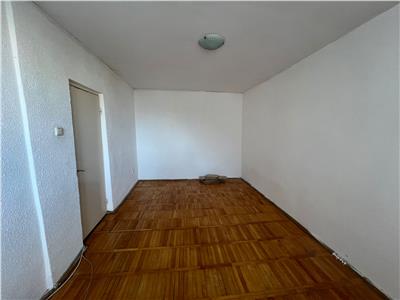Garsoniera 33mp utili, Piata Moldovei , etaj 4 cu acoperis, libera