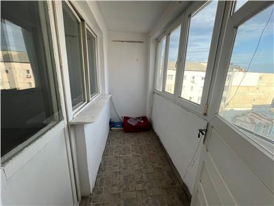 Garsoniera 33mp utili, Piata Moldovei , etaj 4 cu acoperis, libera