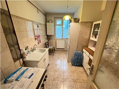 Apartament 2 camere, etaj 2, zona Liceul Economic, necesita renovare