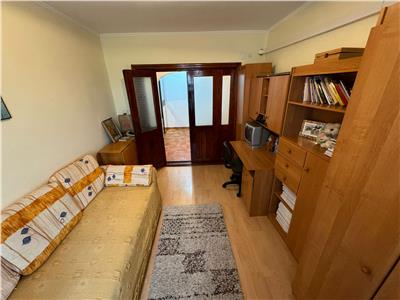 Apartament 3 camere, zona Supeco, etaj 3 renovat si mobilat complet
