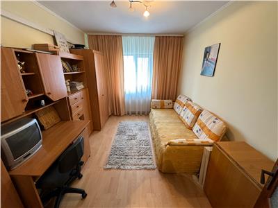 Apartament 3 camere, zona Supeco, etaj 3 renovat si mobilat complet