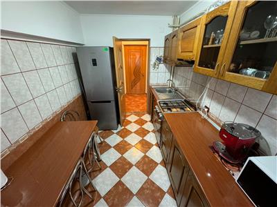 Apartament 3 camere, zona Supeco, etaj 3 renovat si mobilat complet