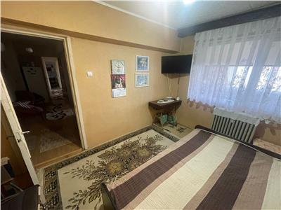 Apartament 3 camere,centru, et 8/8 fara acoperis, neimbunatatit