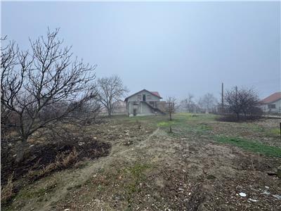 Casa Radulesti, an 1996 ,la rosu, 2.000 mp teren , 310 mp casa