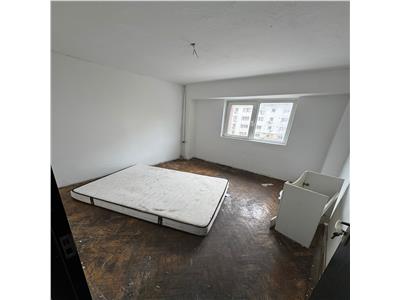 Apartament 2 camere, etaj 3/6 , Piata Moldovei, necesita renovare